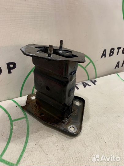 Крепление усилителя бампера переднее правое Nissan