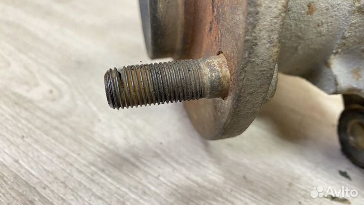 Кулак передний правый Nissan Bluebird Sylphy