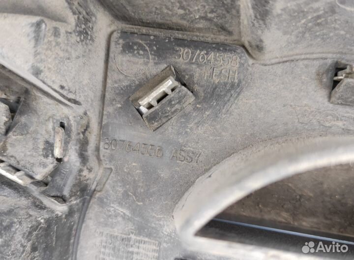 Решетка радиатора битая Volvo XC60 2008