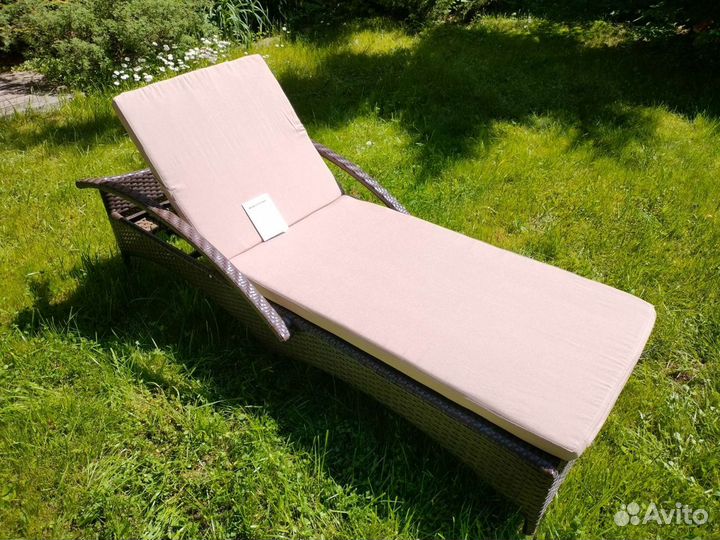 Шезлонг из искуственного ротанга типа лежак