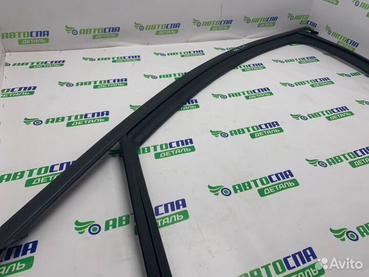 Уплотнитель двери стекла передний левый Mazda 3Bp