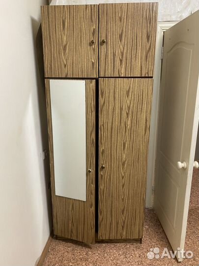 Мебель (шкафы и диван)