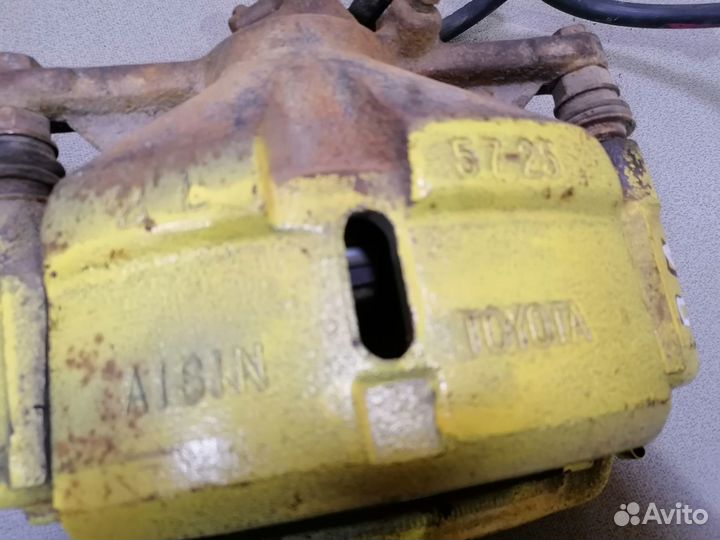 Суппорт тормозной передний Toyota Vista 91