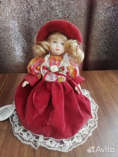Кукла фарфоровая