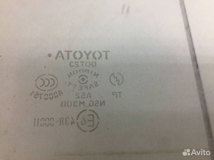 Стекло двери передней правой Toyota Corolla E120 2