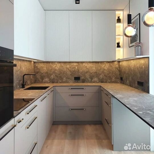 Кухня встроенная светлая