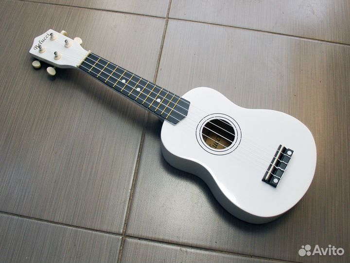 Укулеле белый цвет