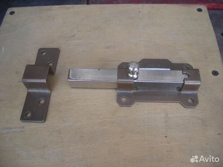 Дверь входная и запоры к ней