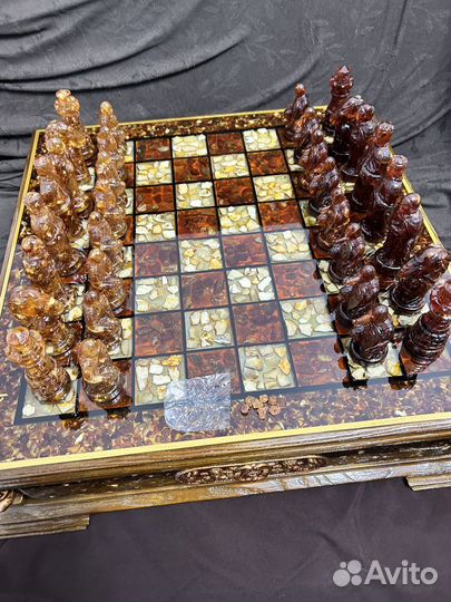 Шахматы из янтаря