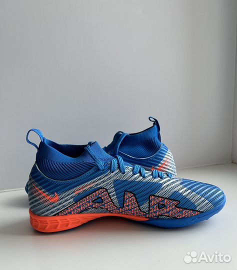 Новые футбольные сороконожки Nike