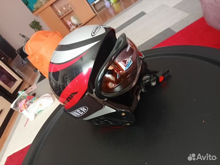 Горнолыжный шлем с очками