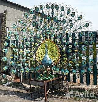 Павлин-скульптура