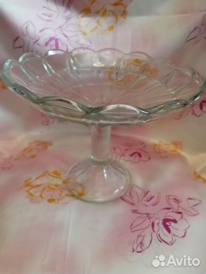 Фруктовницы, вазы на ножке