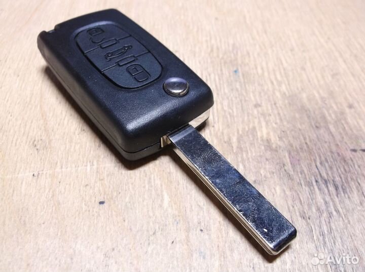 Пежо / Ситроен чип ключ 3 кнопки HU83