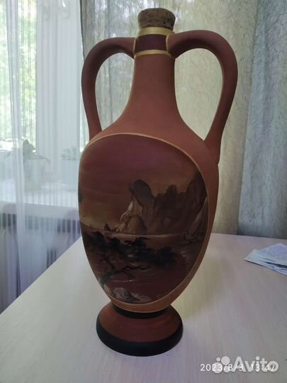 Глиняный кувшин для вина