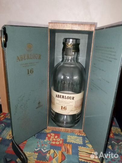 Бутылки и коробки из-под коньяка и виски