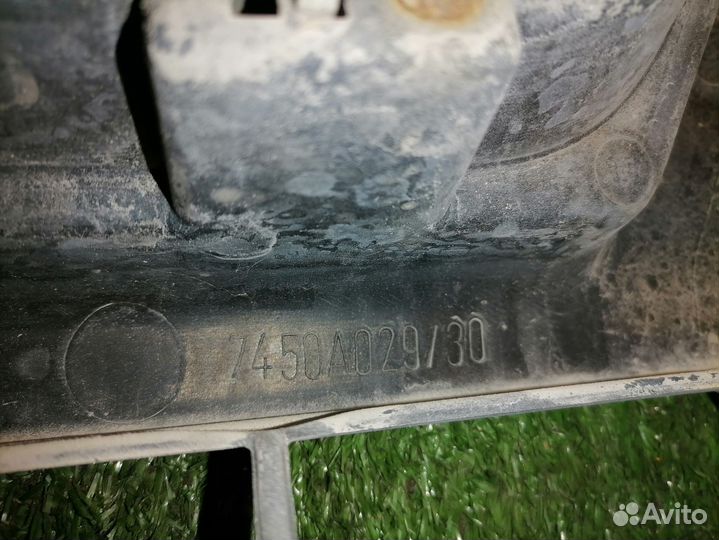 Решетка радиатора MN182509 Mitsubishi Pajero Sport