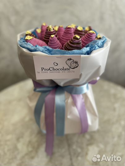 Клубника в шоколаде с цветами