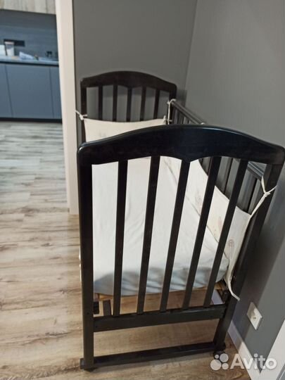 Детская кроватка со съёмной стенкой