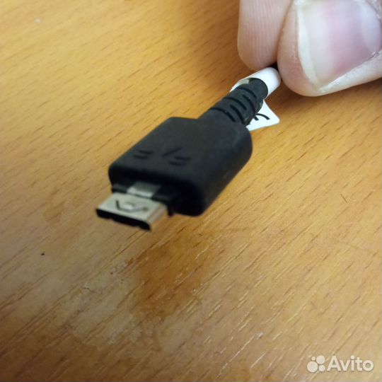 USB-кабели и зарядное устройство для телефонов LG