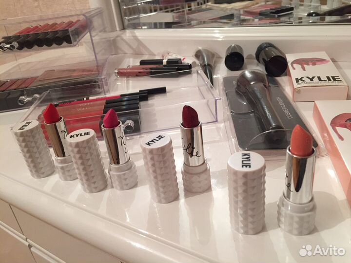 Матовые помады, косметика