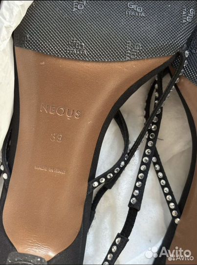 Босоножки Neous