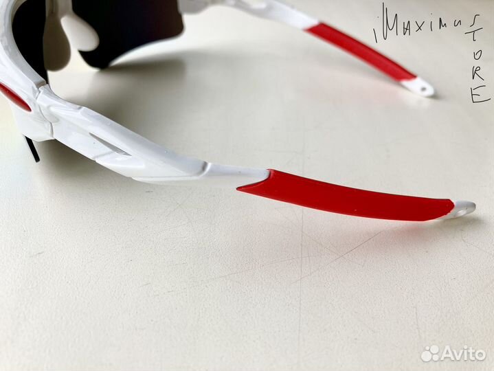 Белые спортивные солнцезащитные очки