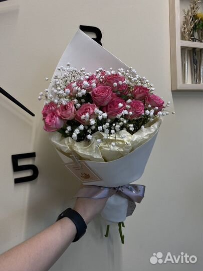 Букет из кустовых роз и гипсофилы