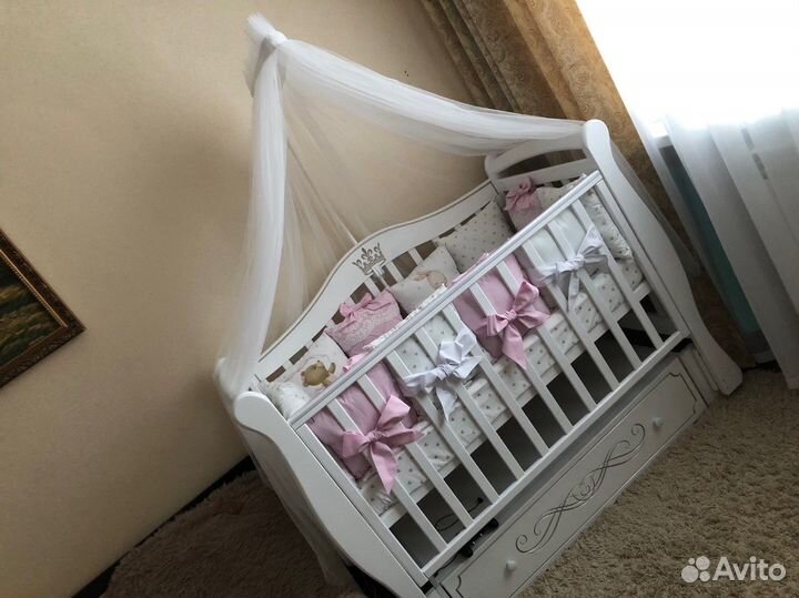 Детская кроватка с маятником