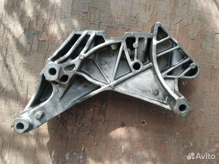 VW Tiguan кронштейн двигателя правый