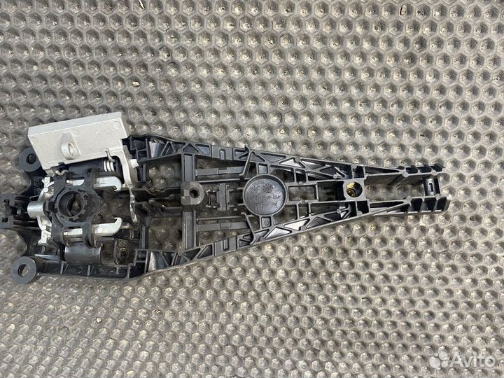 Крепление ручки двери передней левой Opel Astra J