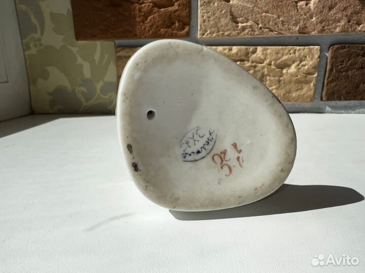 Фарфоровая статуэтка девочка С козленком