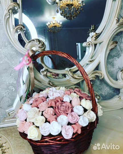 Корзина с шоколадными цветами