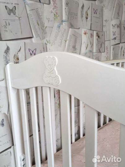 Детская кроватка с маятником