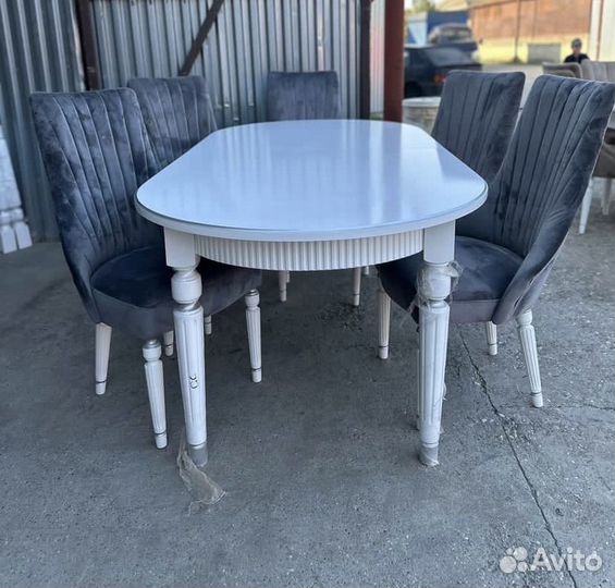 Стол и стулья