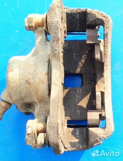 Суппорт левый передний Мицубиси Спэйс Вагон