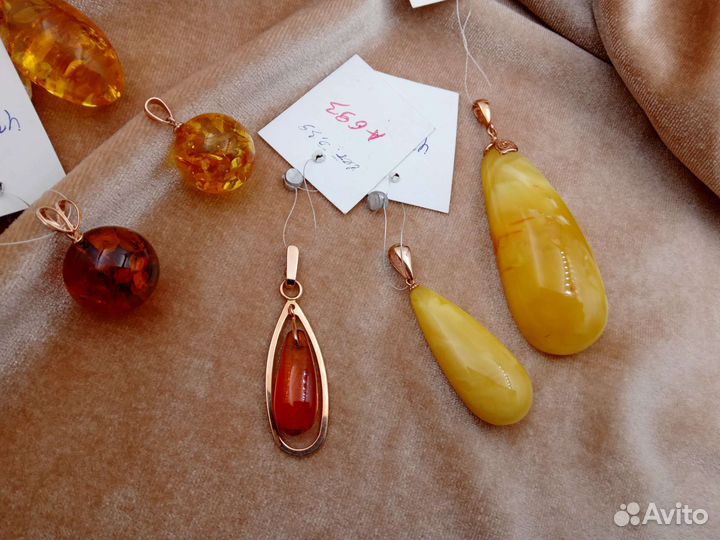 Подвески и кольца с янтарём, золото