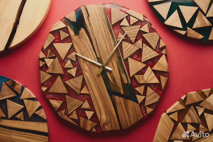 В наличии часы река из слэба и эпоксидной смолы