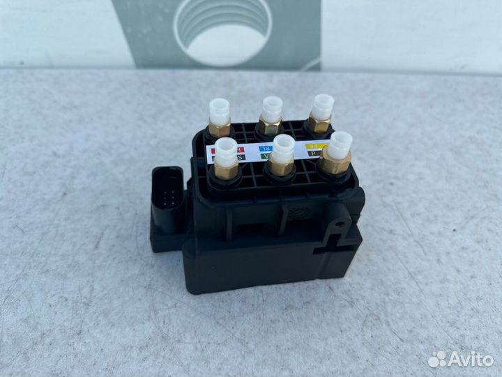 Блок клапанов пневмоподвески Mercedes Ml W164