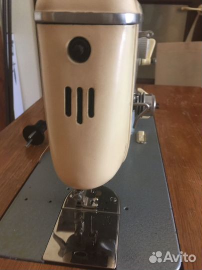 Швейная машина 