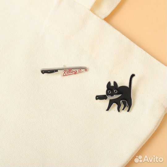 Значки кошка с ножом металлические 2шт