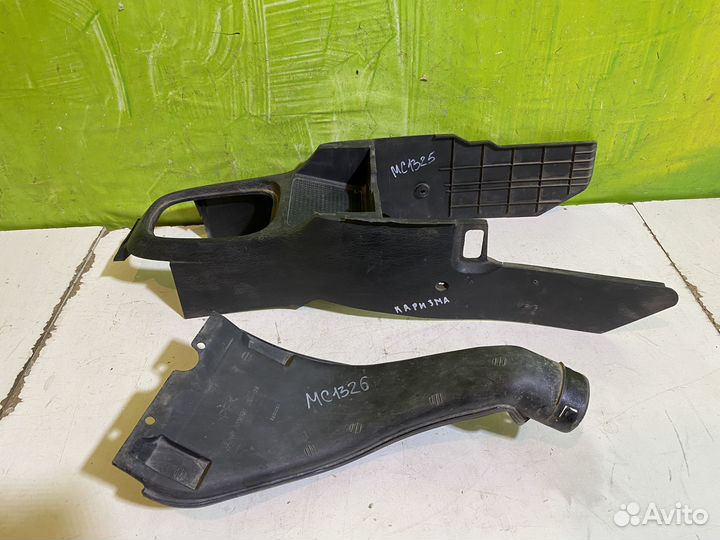 Консоль воздухозаборник Mitsubishi Carisma