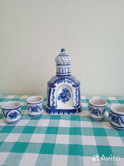 Штоф с четырьмя рюмками