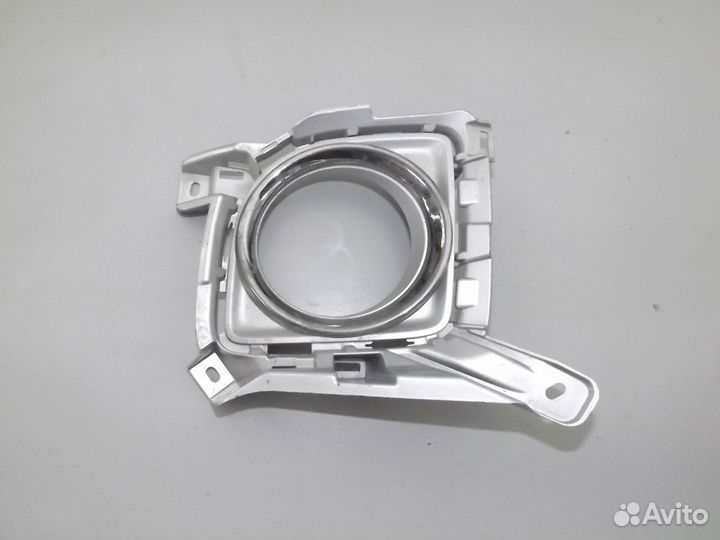 Рамка противотуманной фары Toyota Land Cruiser 200