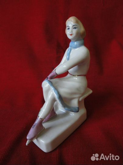 Статуэтка. Фарфор СССР. зхк.Полонне Конькобежка