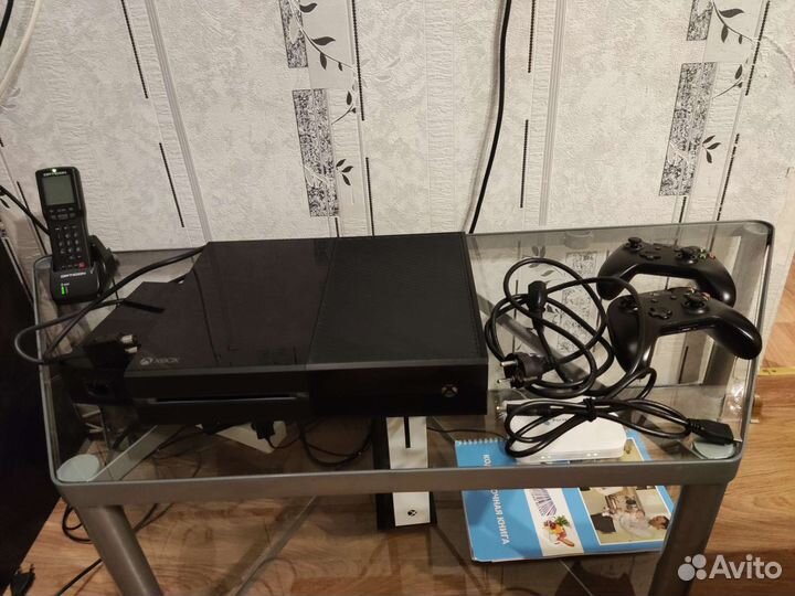 Xbox One 500 gb 2 геймпада+Игры