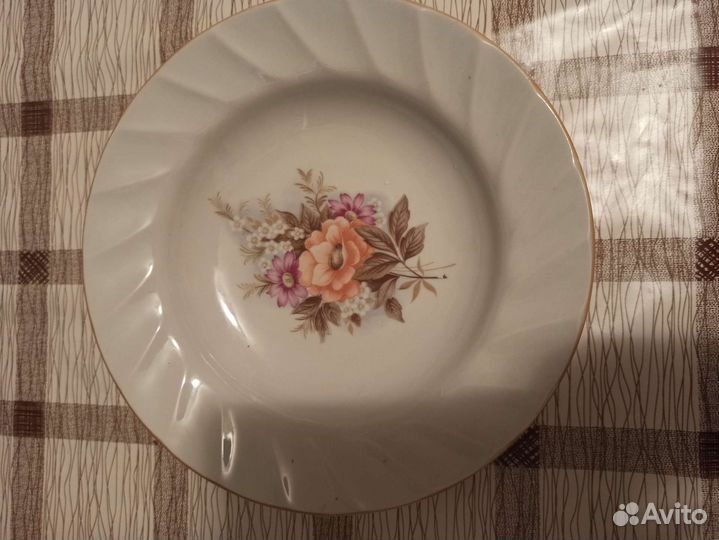 Тарелки, блюда, супницы