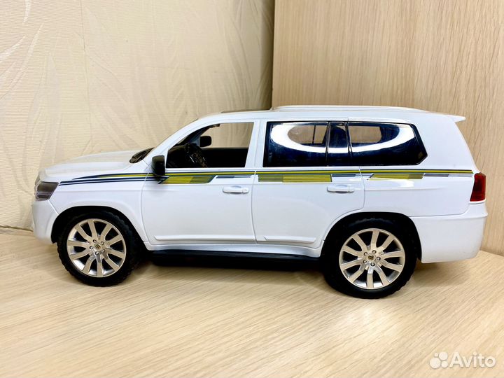 Машинка на пульте управления Toyota Land Cruiser