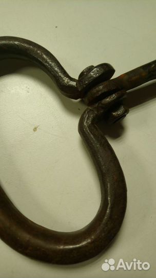 Старинный кованный затвор для ворот