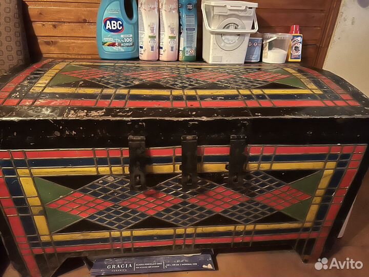 Сундук старинный